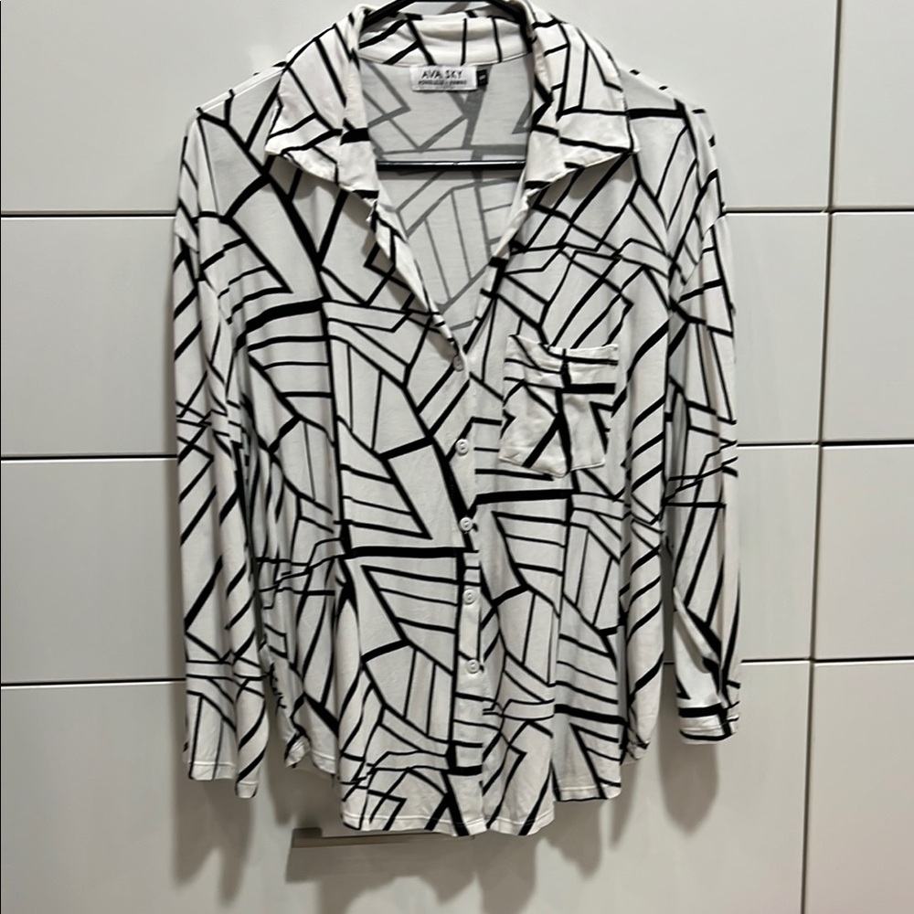 Ava Sky  White Paradigm top Tiani EUC 3/4 Sleeve Button Down size s